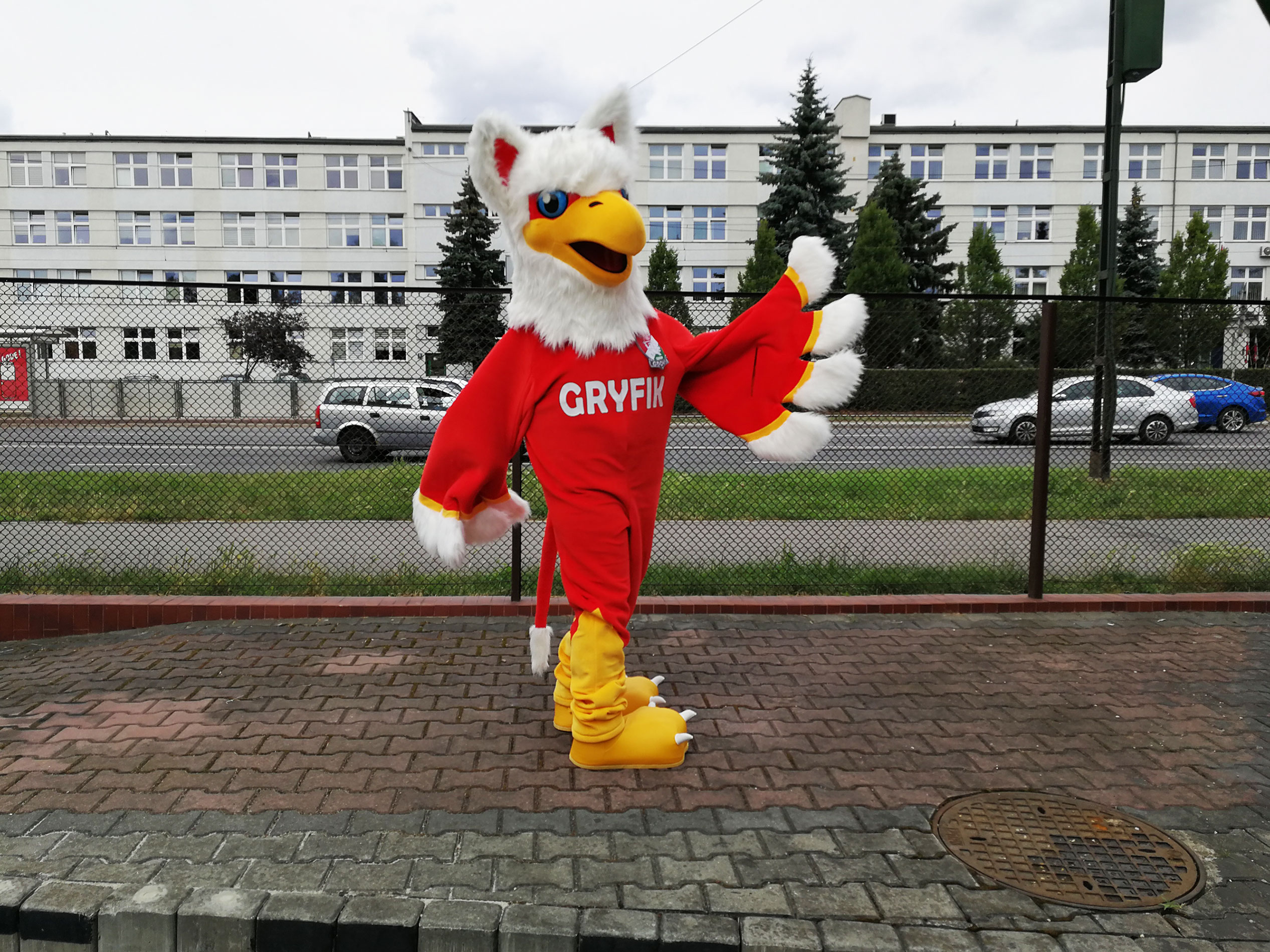 Na fotografii widnieje przebranie za gryfika pozujące do fotografii opodal siedziby firmy Elabika w której zamówisz kostiumy reklamowe dla Twojej firmy